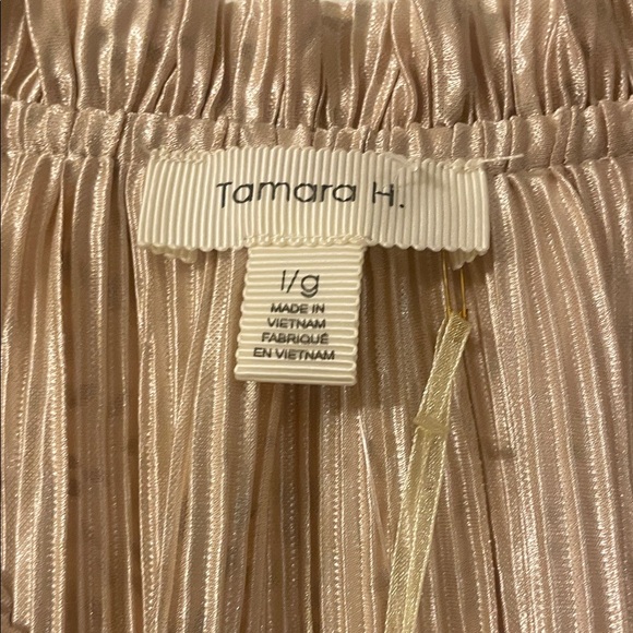 New with tags Shimmering Gold Blouse with Keyhole Neckline - Picture 2 of 7